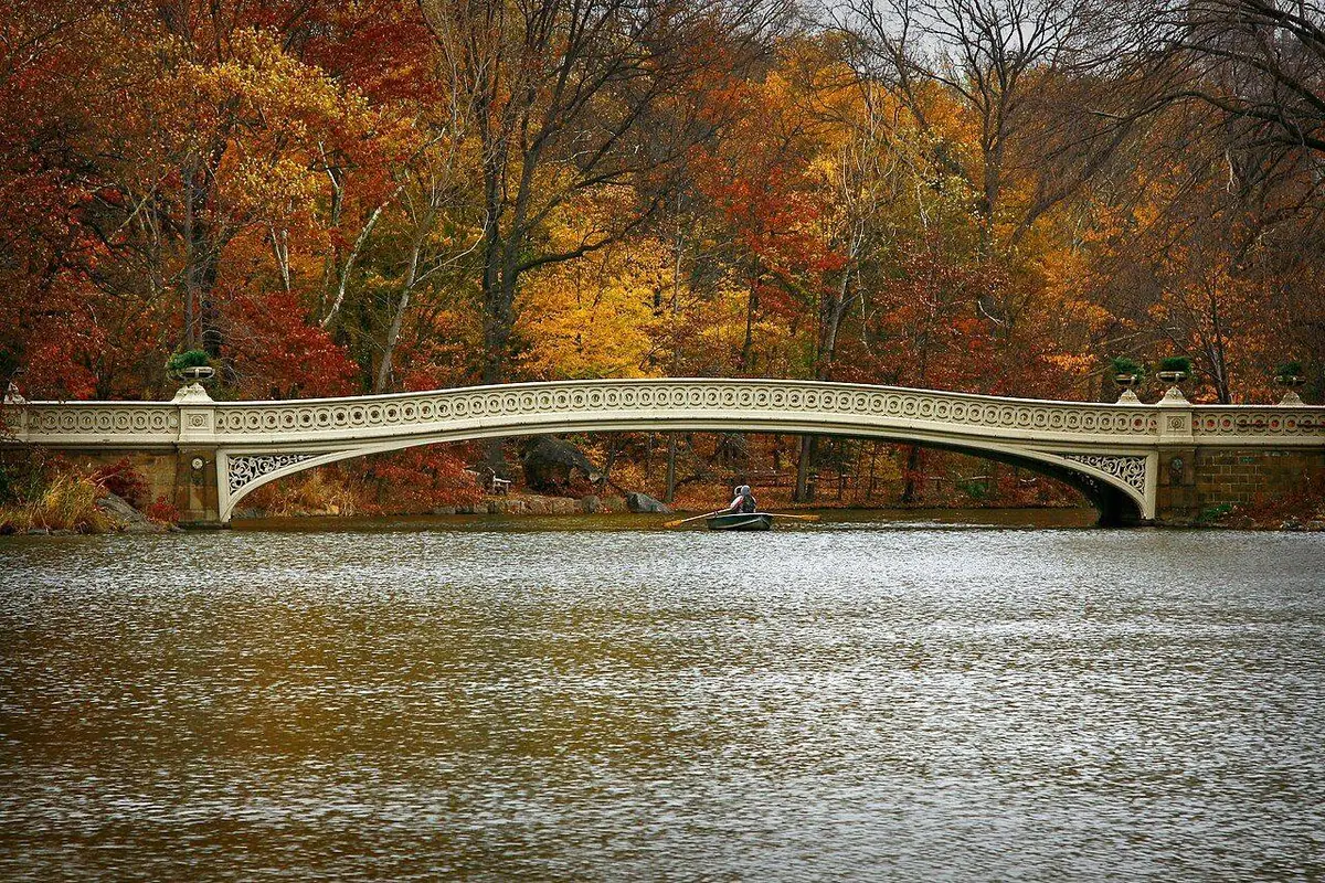 Bow Bridge über dem See im Central Park im Herbst, nur einen kurzen Spaziergang von Bethesda Terrace entfernt
