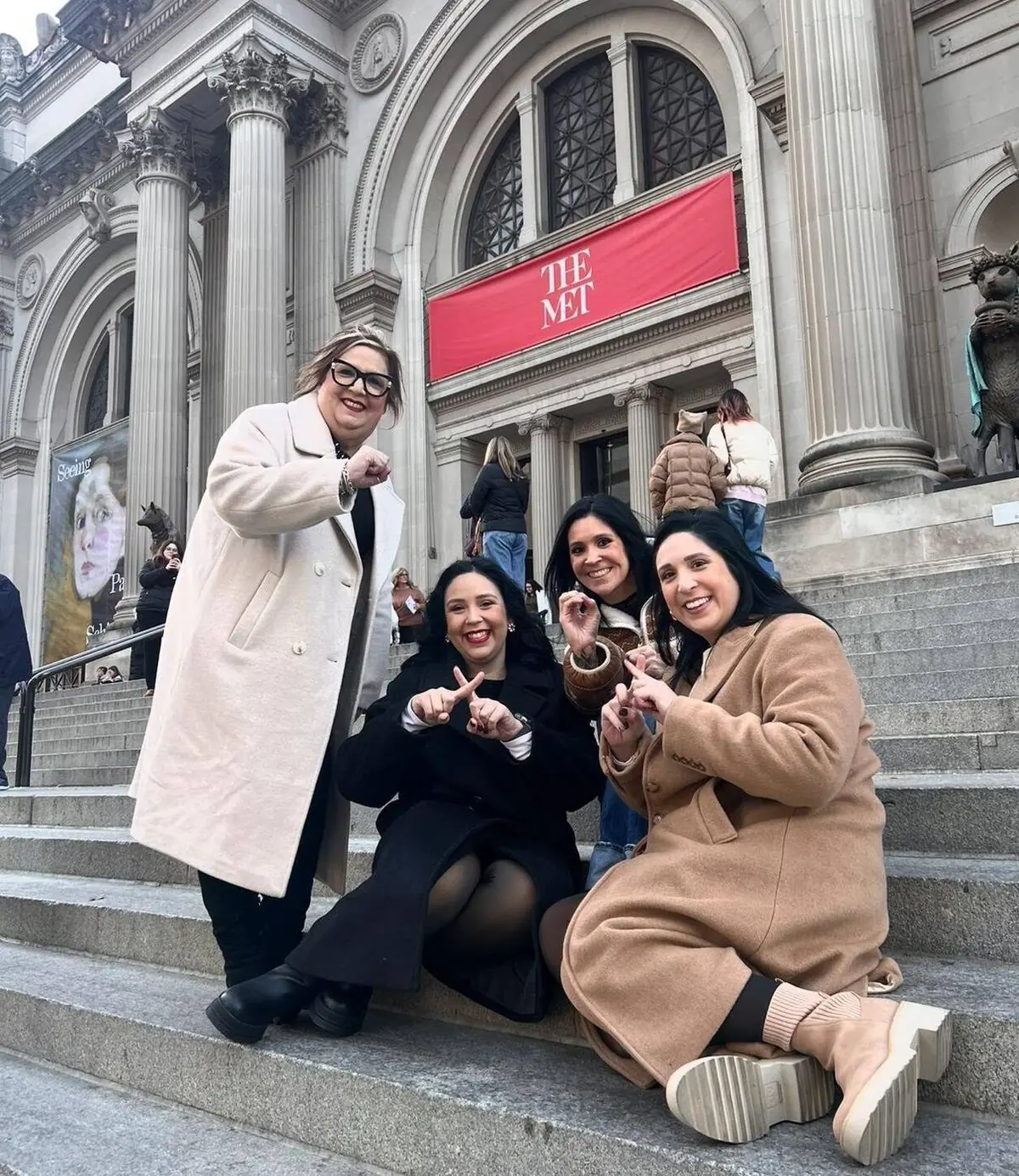 Gäste der Gossip Girl Bustour auf den Met Steps an der Fifth Avenue