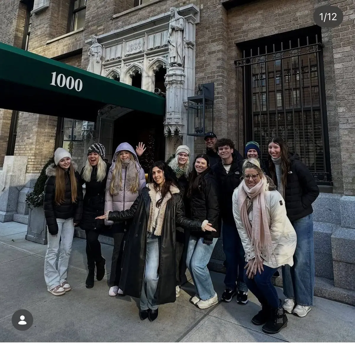 Tourgruppe vor Blair Waldorfs Apartmentgebäude — 1000 Fifth Ave - Gossip Girl Tours NYC