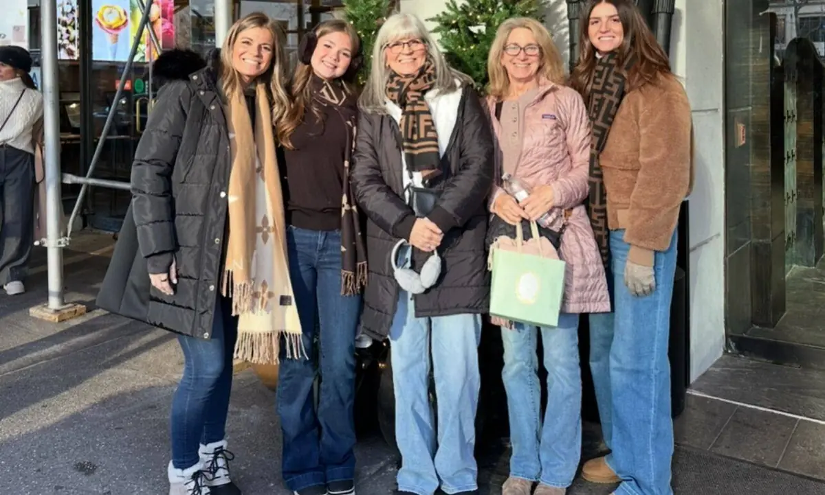Fröhliche Gäste vor dem Empire Hotel - Gossip Girl Tours NYC