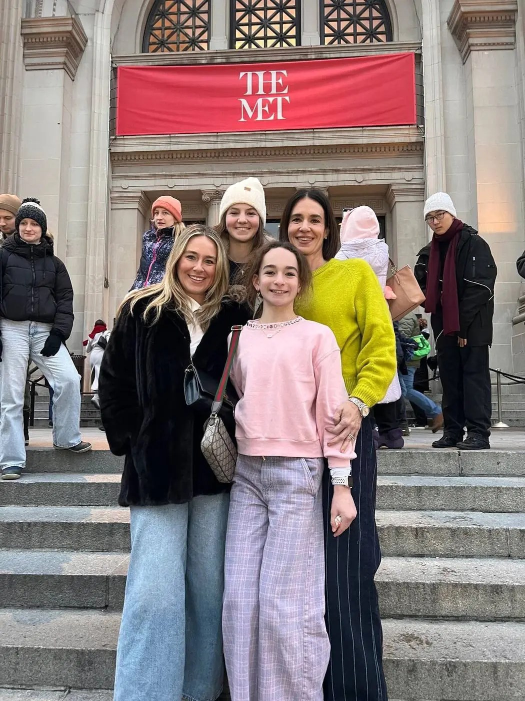 Familienfoto auf den Met Steps - Gossip Girl Tours NYC