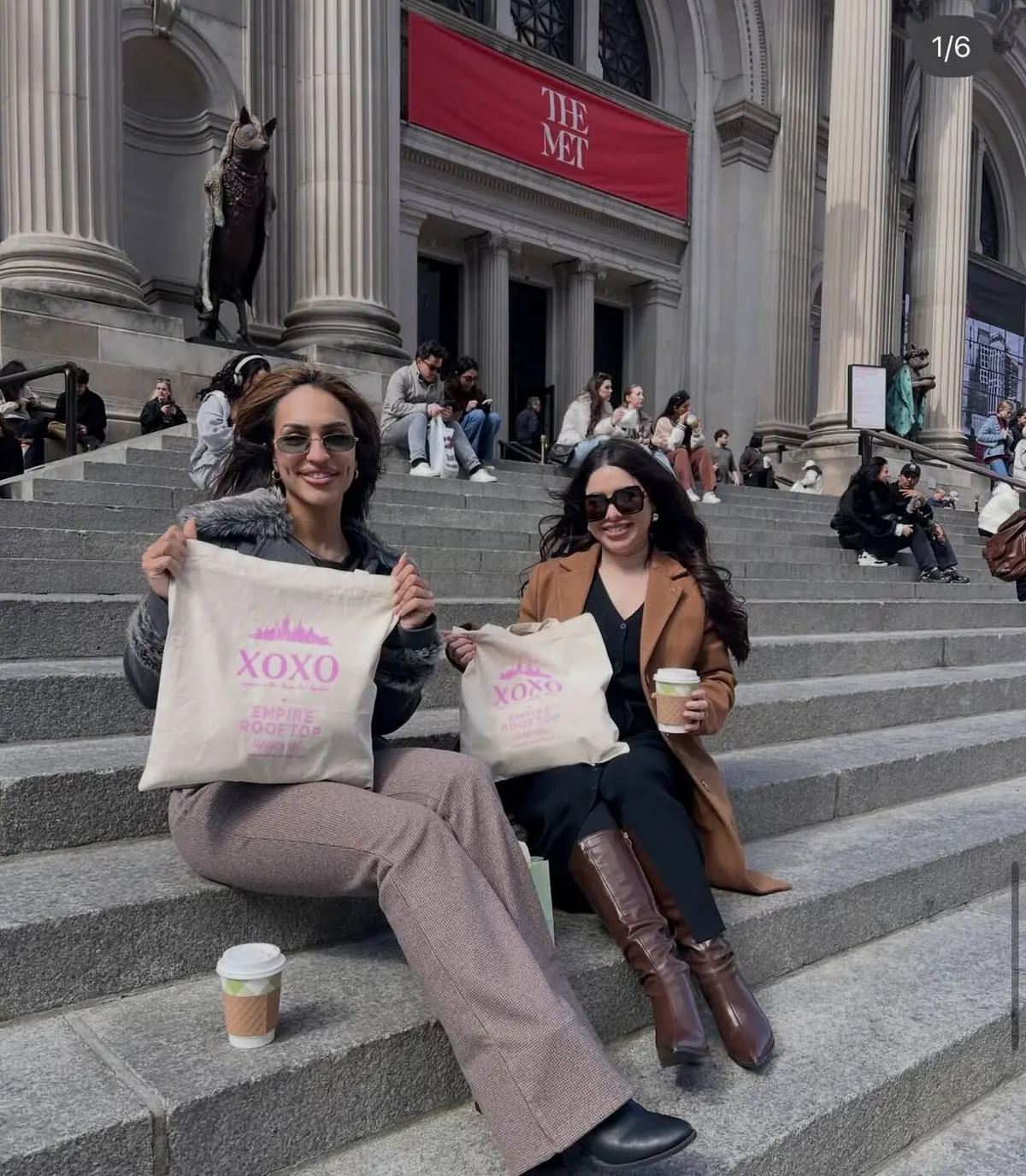 Gäste mit XOXO-Tragetaschen auf den Met Steps - Gossip Girl Tours NYC