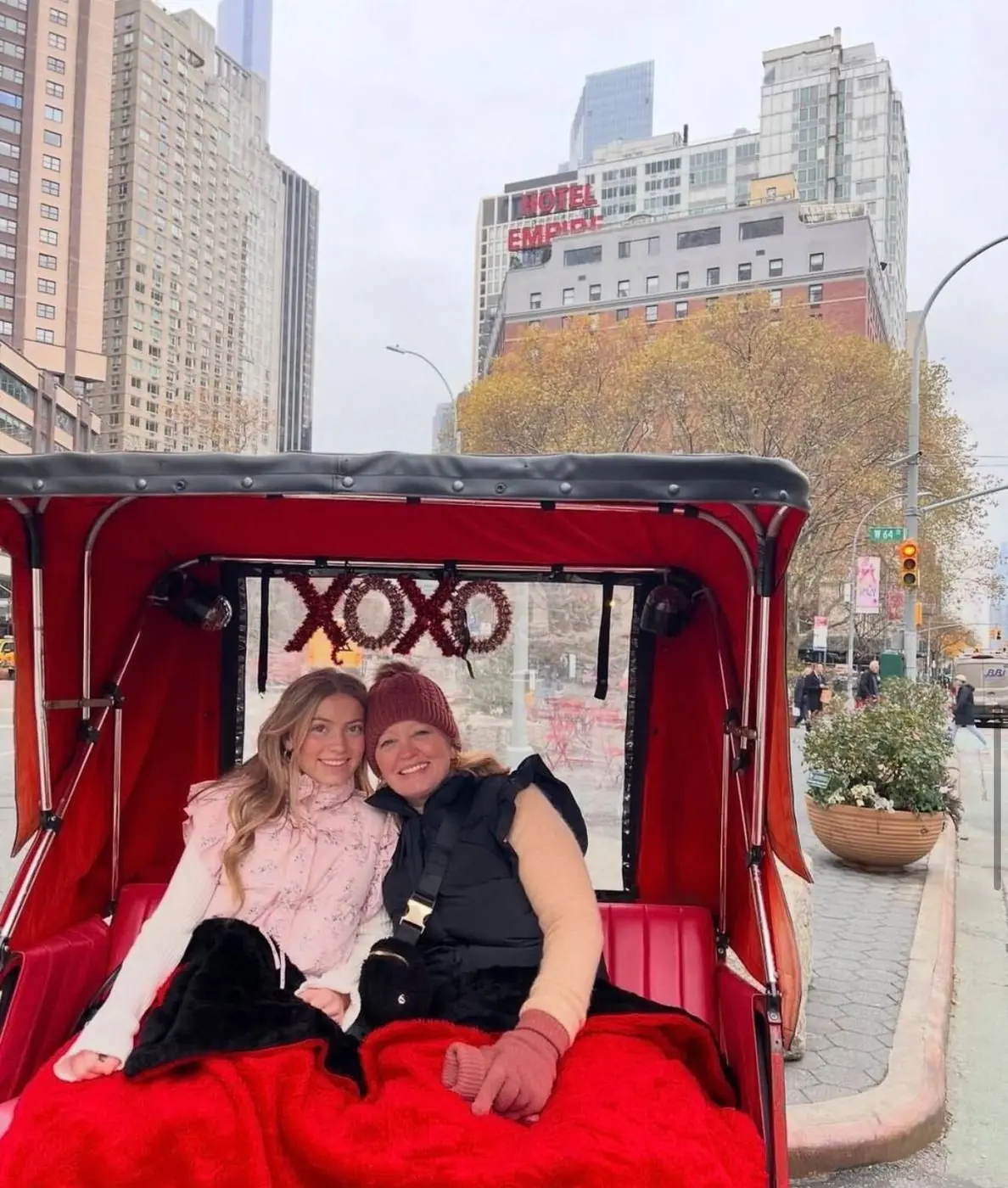 XOXO Pedicab-Fahrt mit dem Empire Hotel im Hintergrund - Gossip Girl Tours NYC