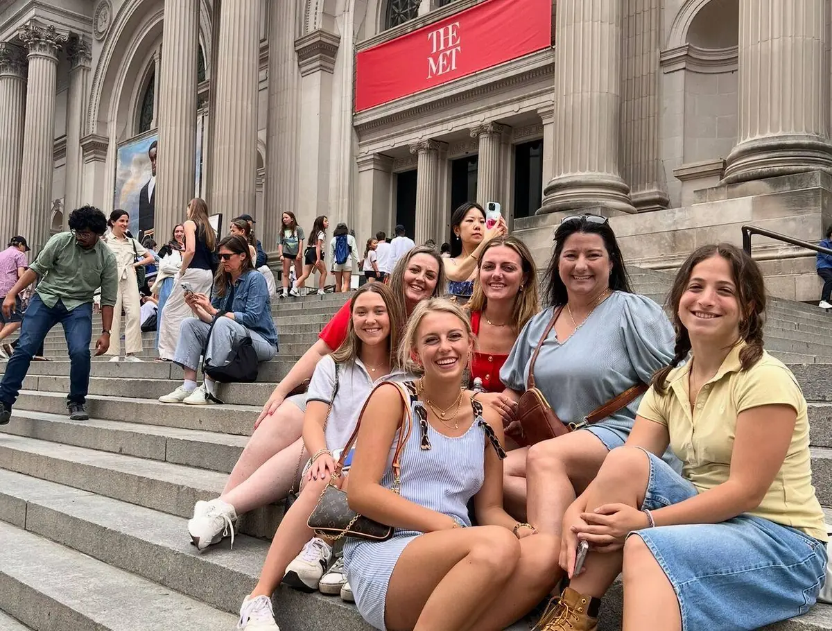Gruppenerlebnis auf den Met Steps - Gossip Girl Tours NYC