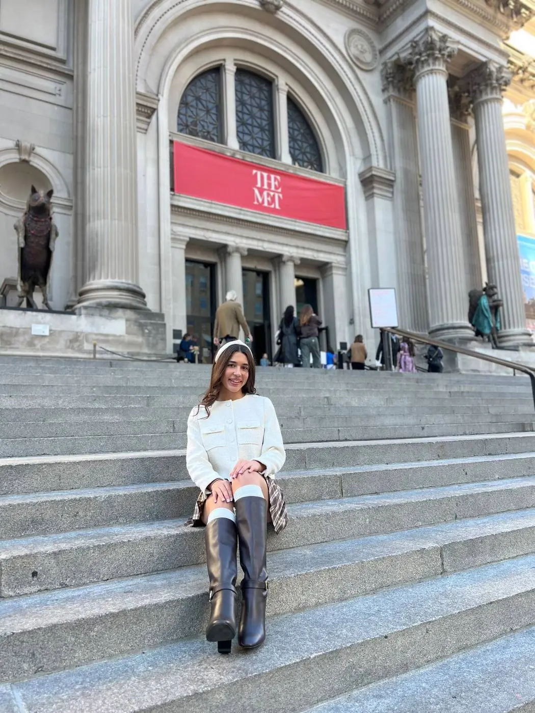 Gast mit weißer Jacke und Haarreif im Winter auf den Met Steps, im Stil von Blair Waldorf