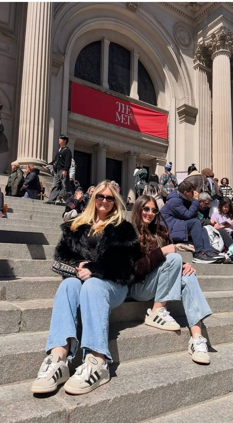 Friends recreating the Met Steps scene on the tour - Gossip Girl Tours NYC