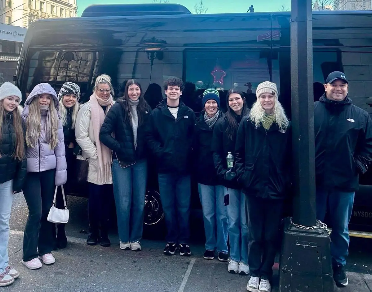 Gruppe einer privaten Gossip Girl Bustour, fotografiert an einem Drehort in Manhattan