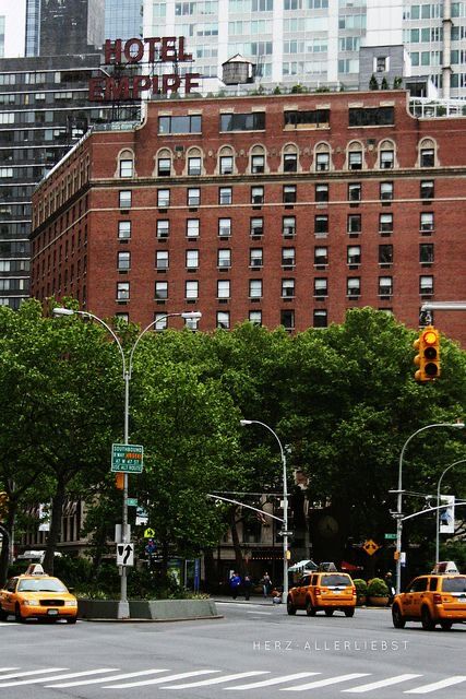 L'extérieur de l'Empire Hotel en plein jour avec des taxis jaunes sur West 63rd Street — lieu de tournage de Gossip Girl Tours à NYC