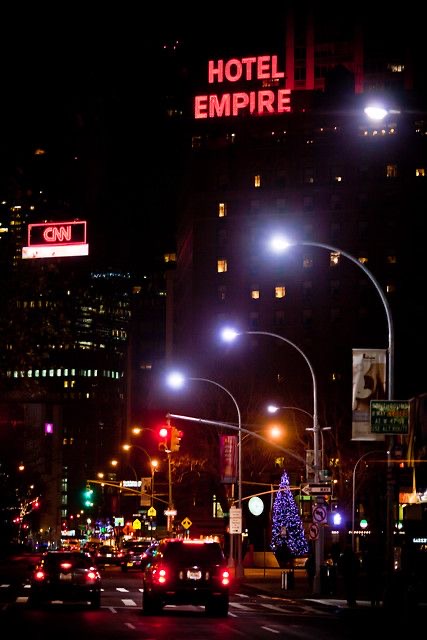 L'enseigne néon de l'Empire Hotel allumée la nuit au-dessus de la circulation de Broadway — hôtel de Chuck Bass, Gossip Girl Tours New York