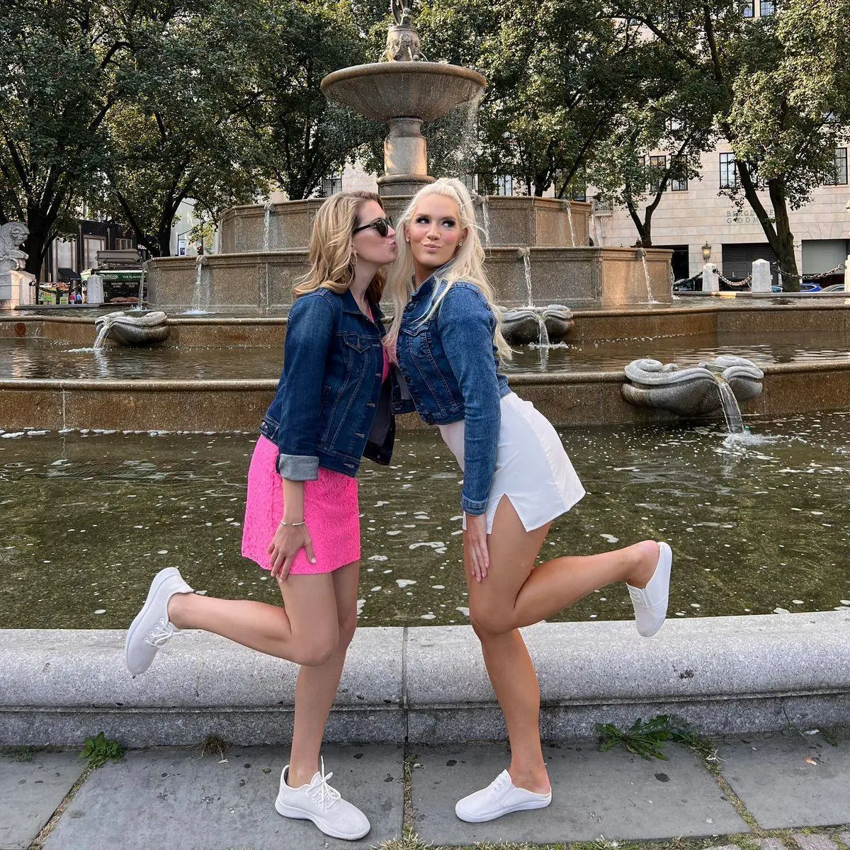 Gäste der 60-minütigen Friendly Gossip Girl Tour am Pulitzer Fountain in New York City