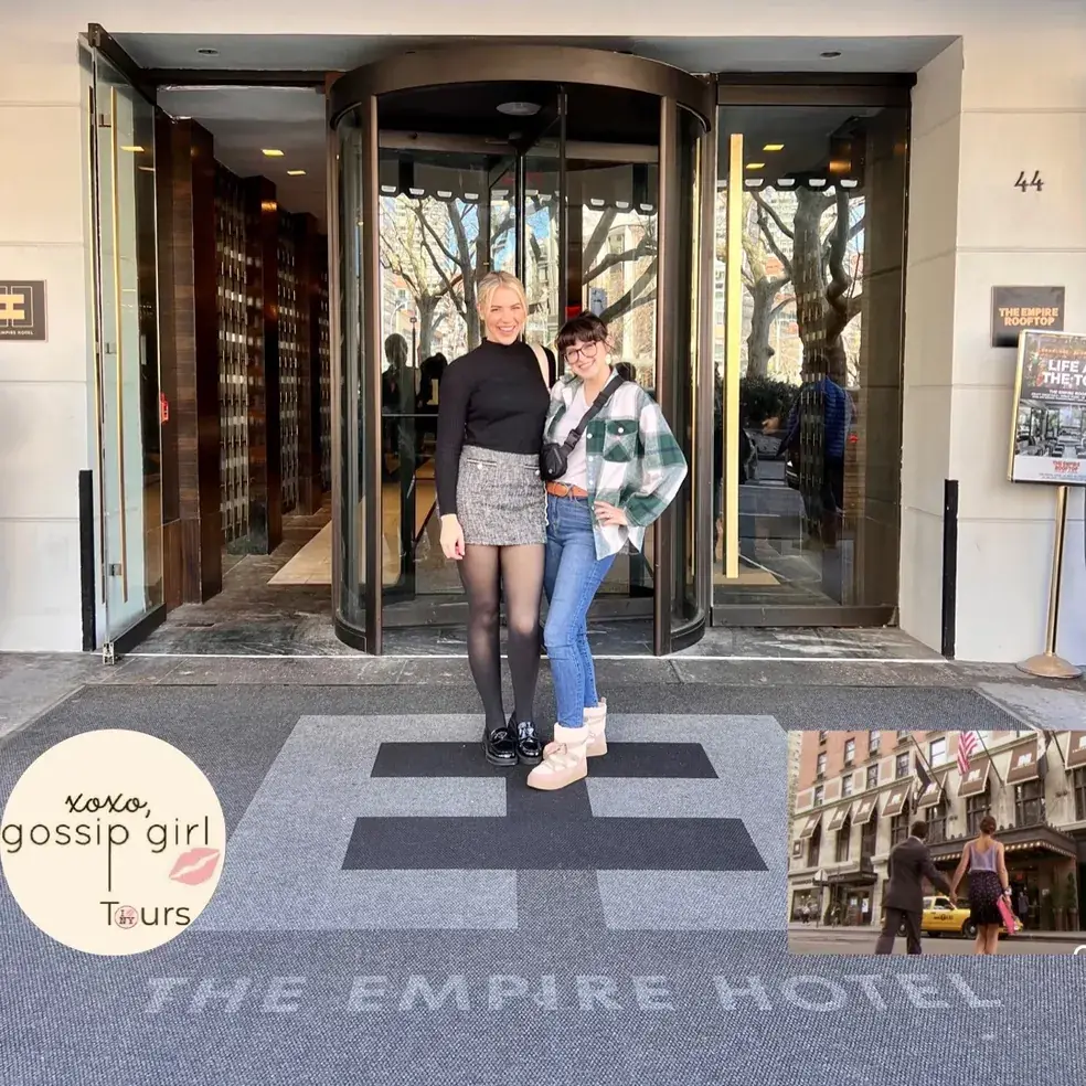 Gäste auf der Eingangsmatte des The Empire Hotel in der 44 West 63rd Street, dem Hotel von Chuck Bass in Gossip Girl