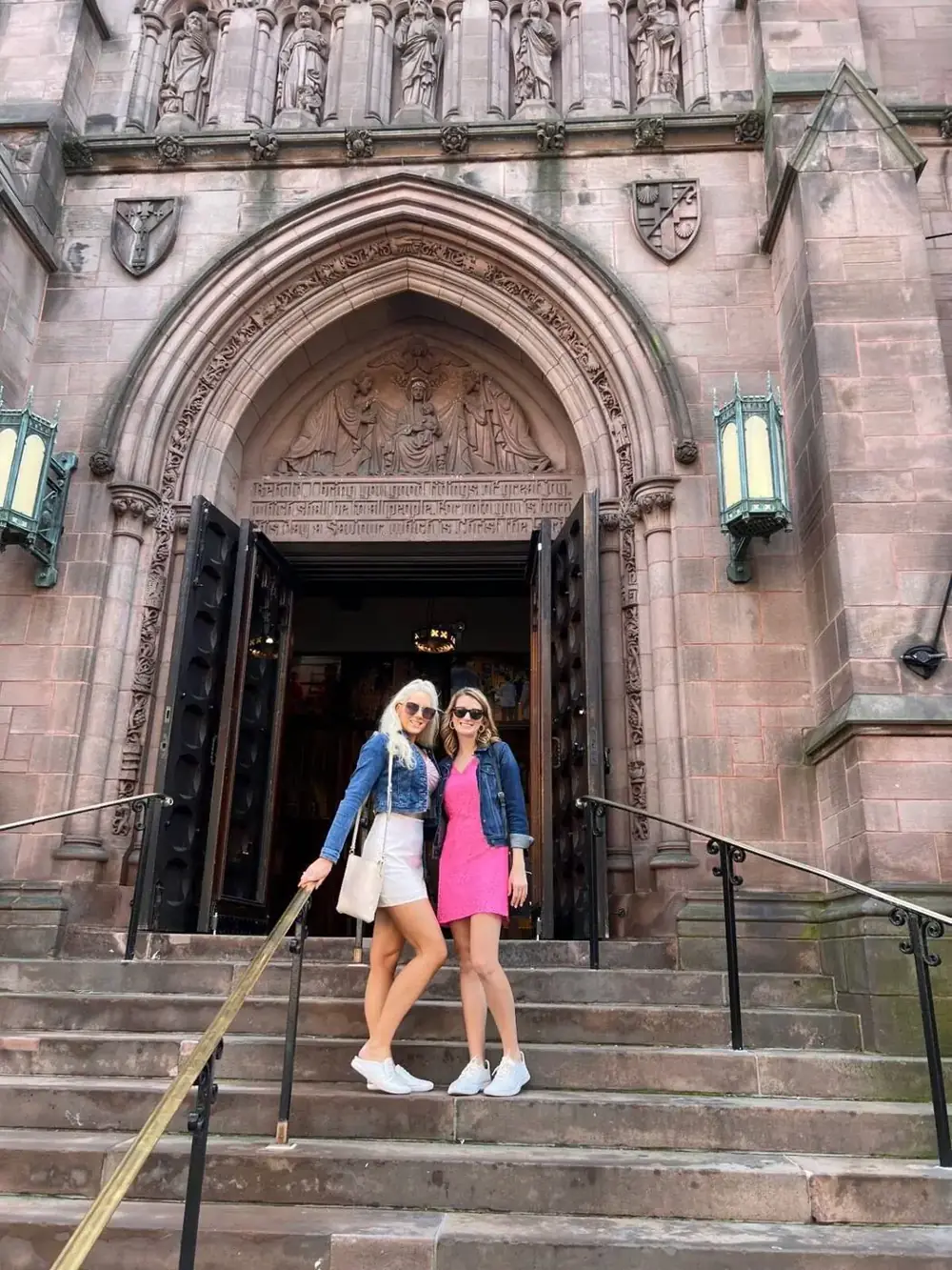 Gäste der Friendly Gossip Girl Tour auf den Stufen einer neugotischen Kirche auf der Upper East Side