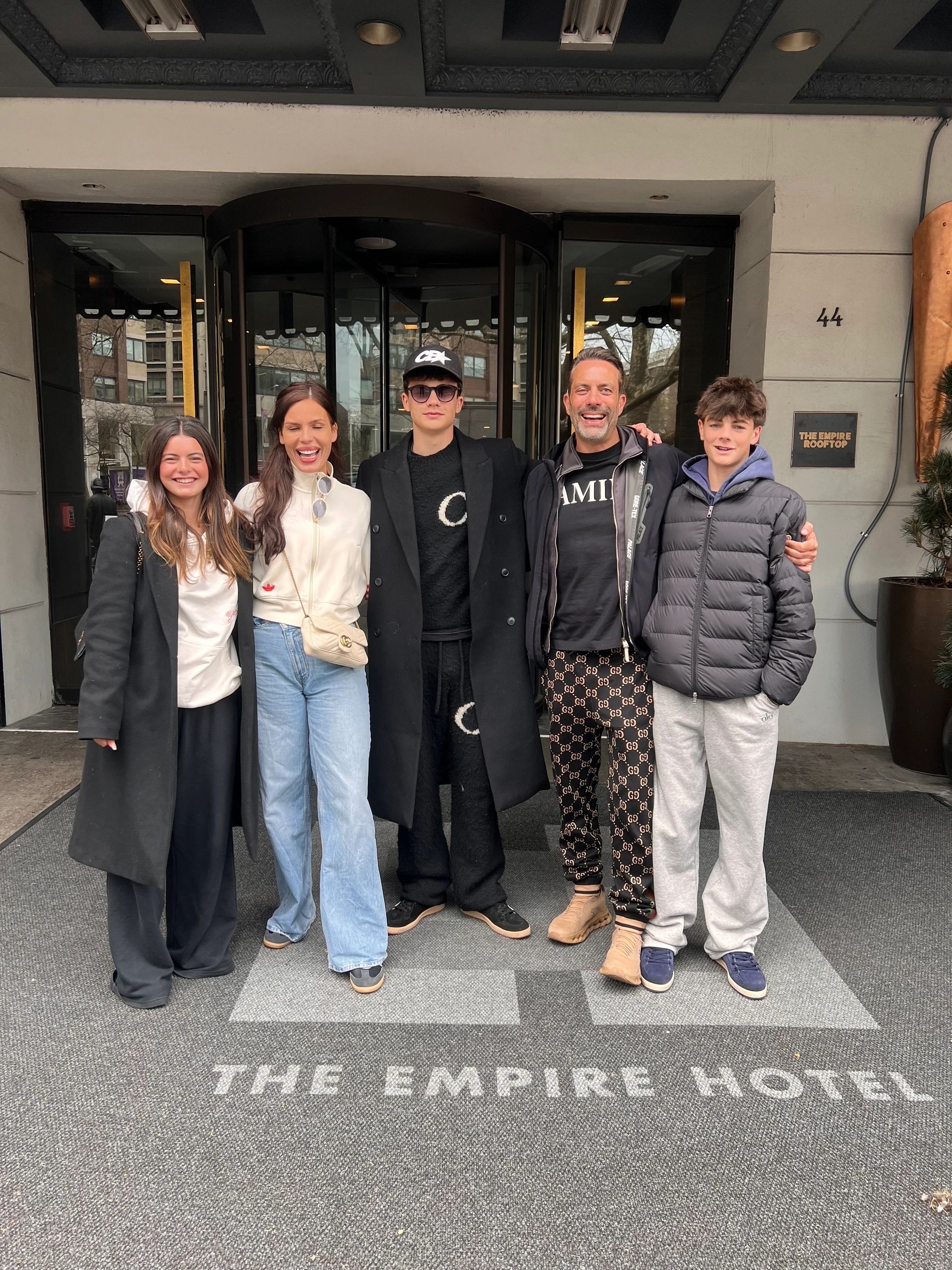 Gruppe von Gossip Girl Tours vor dem Empire Hotel auf einer Gossip Girl Tour durch New York City