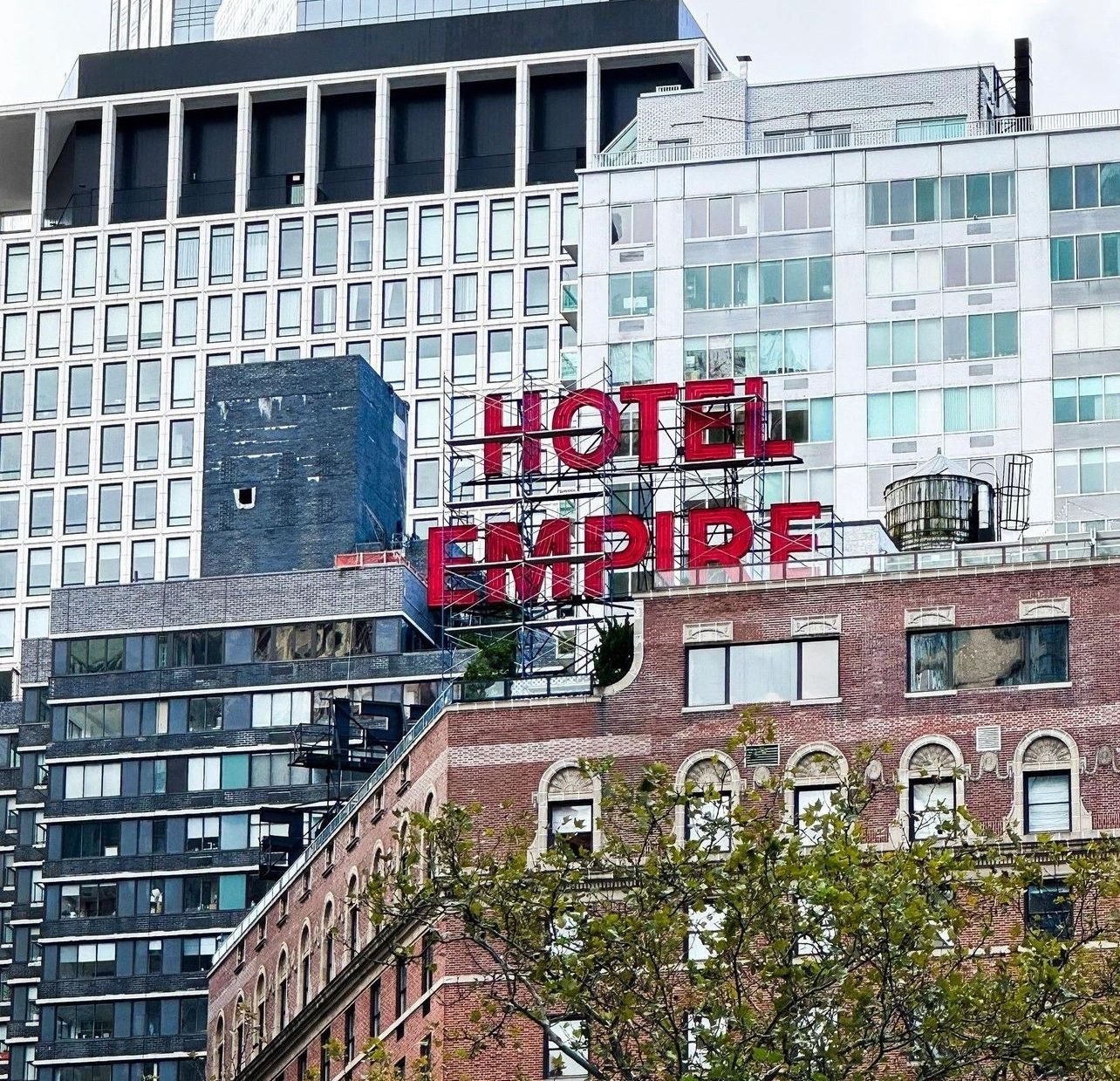 Das Empire Hotel, das Hotel von Chuck Bass und ein Drehort der Gossip Girl Tours in der Nähe des Lincoln Center