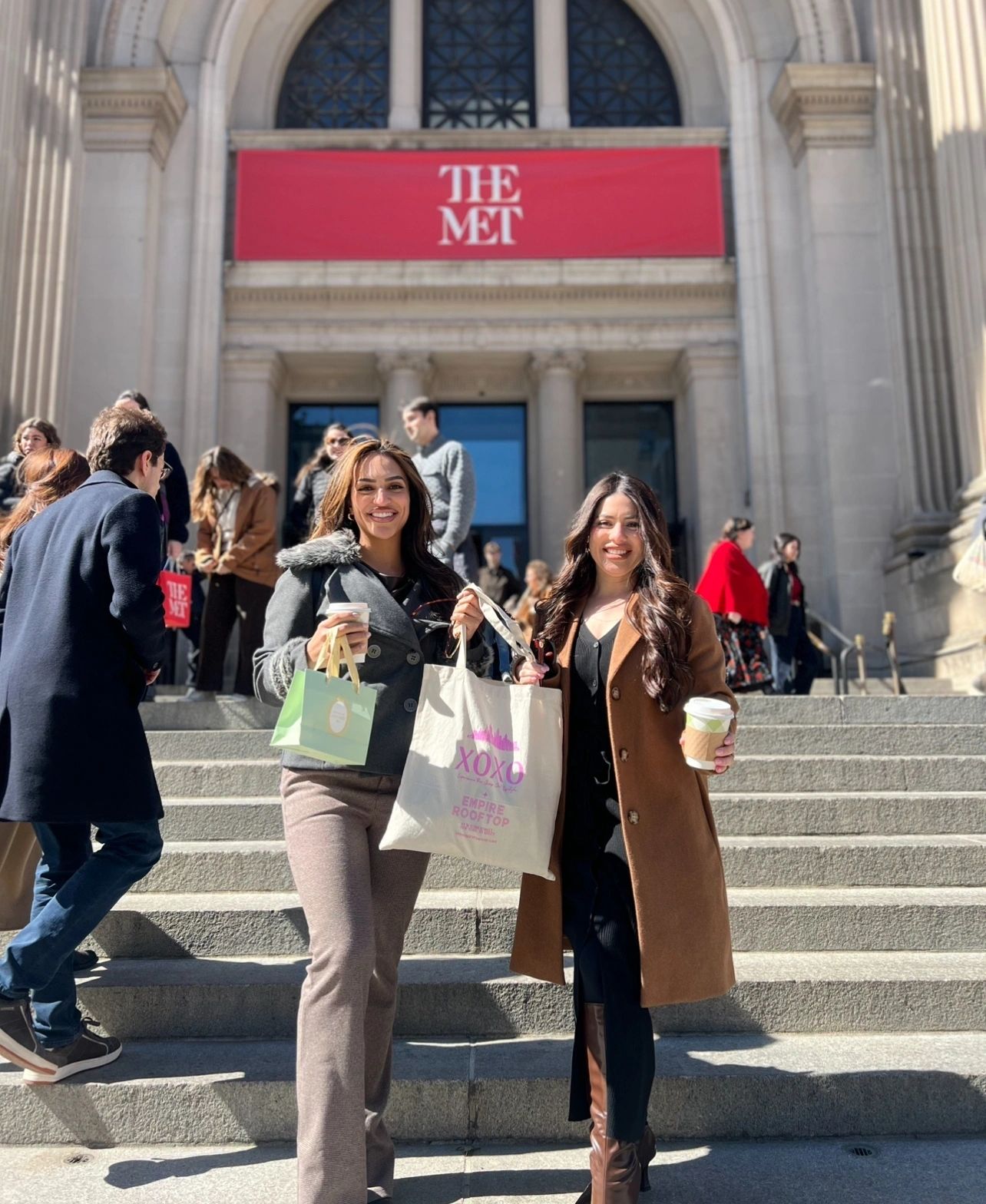 Guide von Gossip Girl Tours mit Gästen an einem berühmten Gossip Girl Drehort in Manhattan