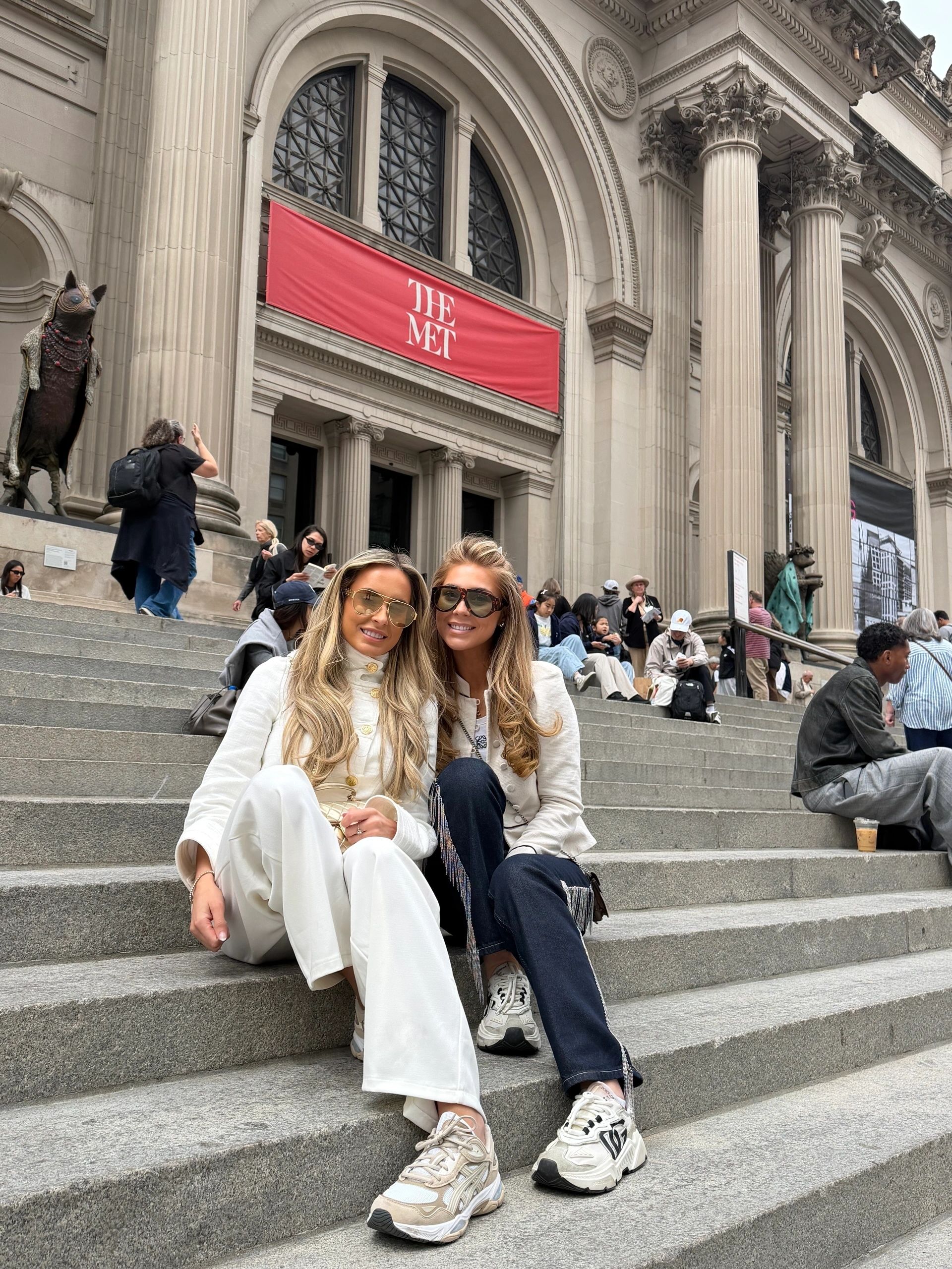 Gäste der Gossip Girl Tours auf den Met Steps nach der Buchung von Tickets für die Gossip Girl Tour in NYC
