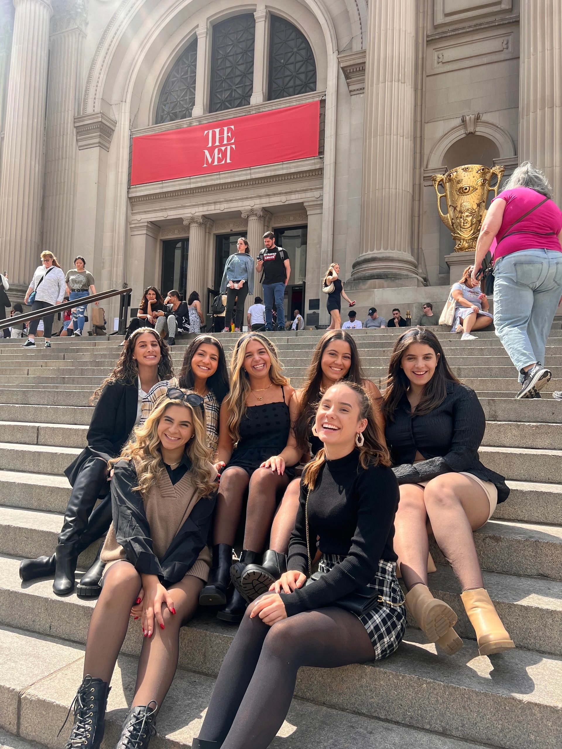 Clienti di Gossip Girl Tours NYC fotografano i Met Steps, una location delle riprese a New York City