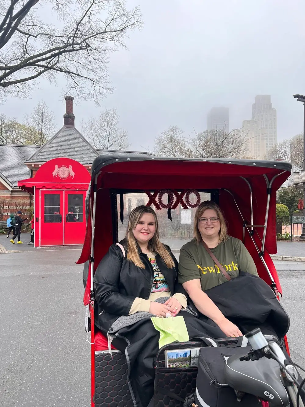 Tour en pedicab de Gossip Girl pasando por el quiosco de Central Park con clientes de Gossip Girl Tours en New York