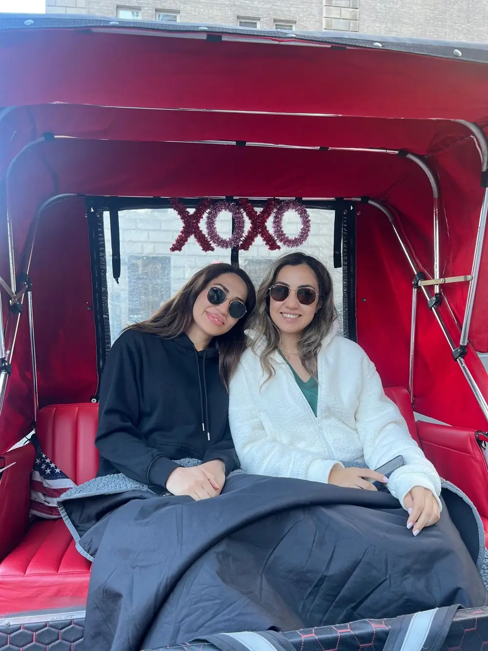 Clientes de Gossip Girl Tours en el pedicab XOXO en el Upper East Side durante un tour en pedicab de Gossip Girl