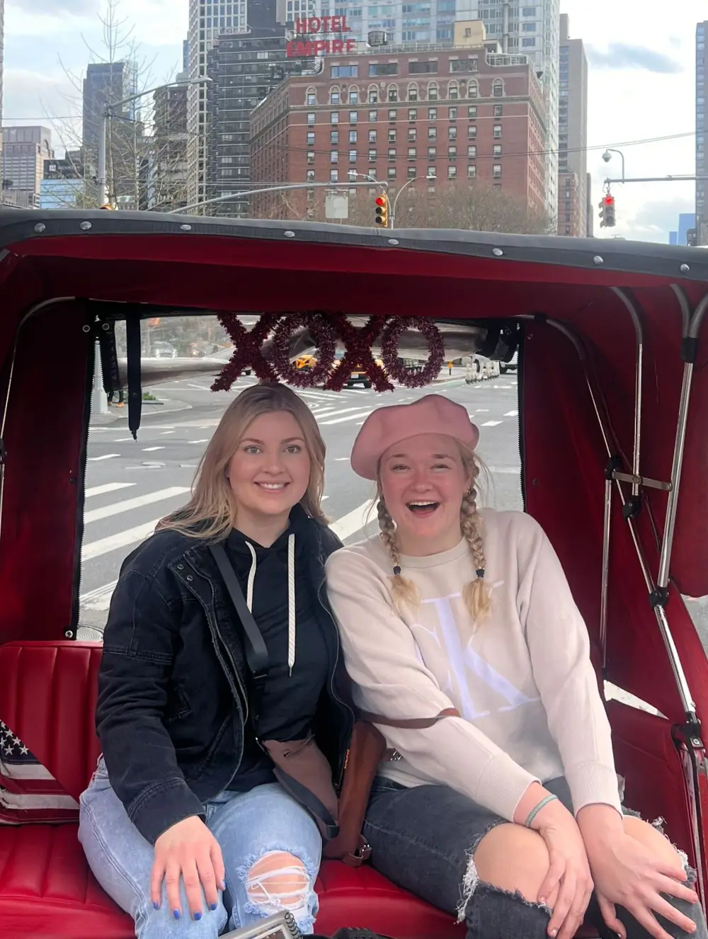 Pedicab XOXO de Gossip Girl Tours con el horizonte de Midtown Manhattan de fondo en un tour privado en pedicab