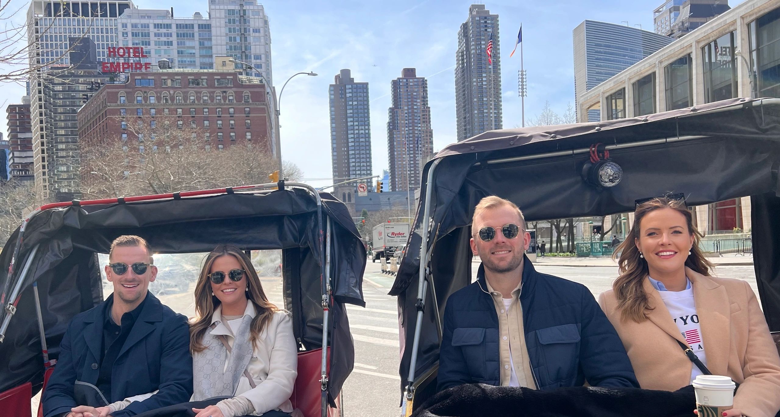 Gäste der Gossip Girl Tours auf einer Tour zu den Drehorten in New York City