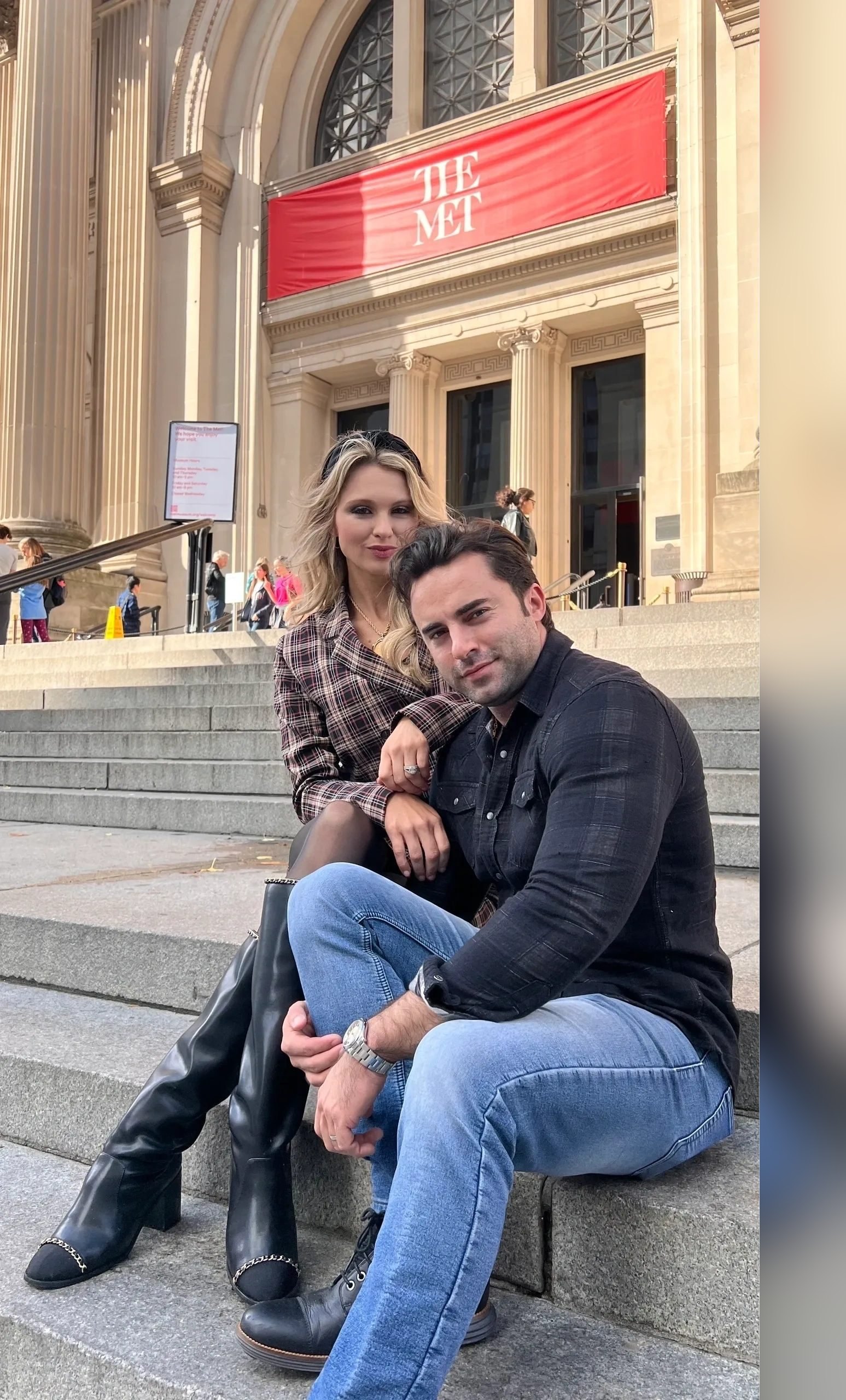 Couple sitting on the Met steps on Fifth Avenue during a Gossip Tour in New York City