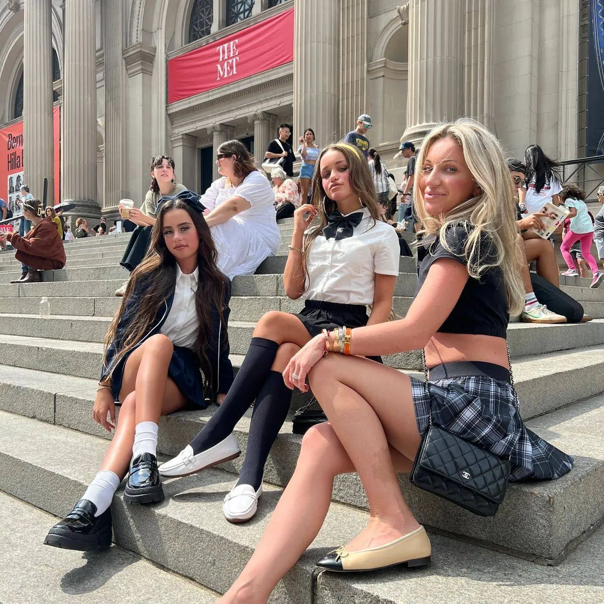 Gäste der Grand VIP Gossip Girl Tour auf den Met Steps während der 2-stündigen privaten Pedicab-Tour in NYC