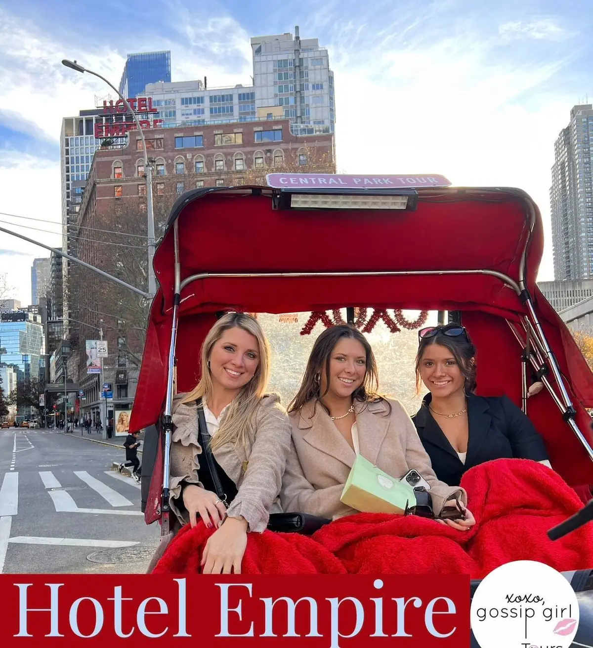 Gäste der Gossip Girl Tours in einem pedicab, fotografiert vor dem Empire Hotel in New York City