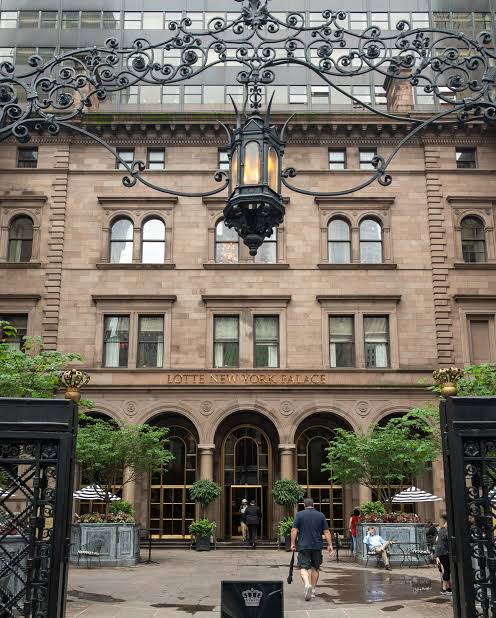 Wrought-iron gate and lantern at the Madison Avenue entrance of the Lotte New York Palace — Gossip Girl Tours filming location New York