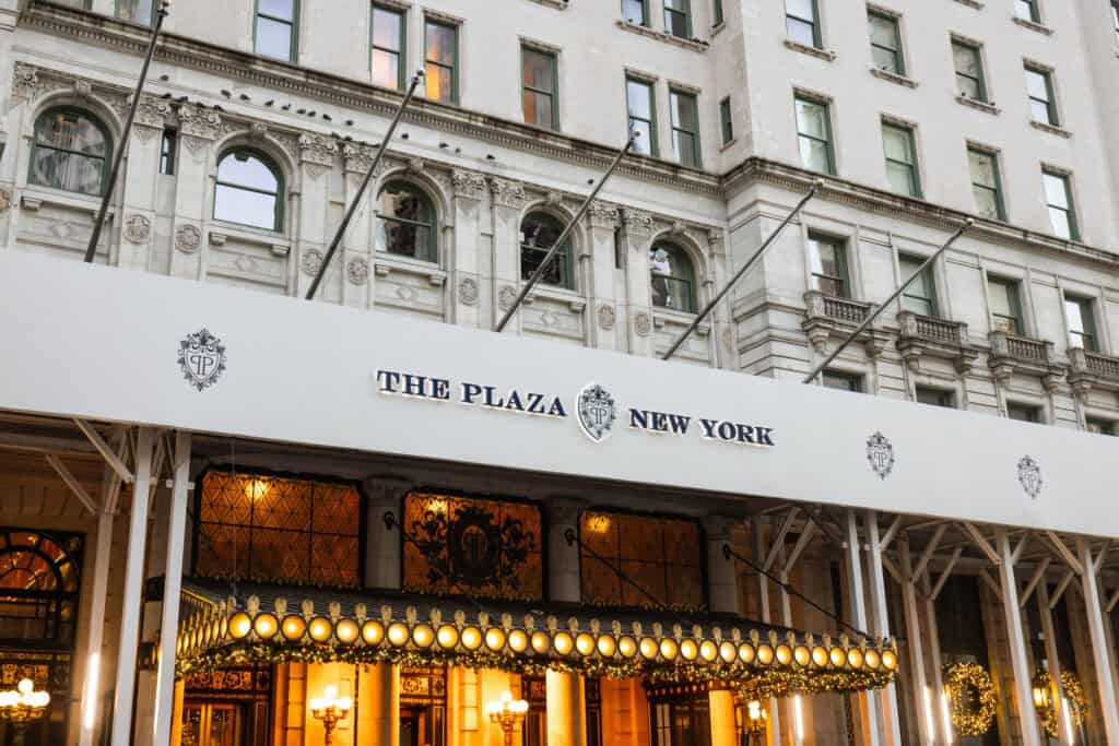 Das Vordach am Eingang des The Plaza Hotel an der Fifth Avenue, ein Halt der Gossip Girl Tours neben dem Pulitzer Fountain in New York