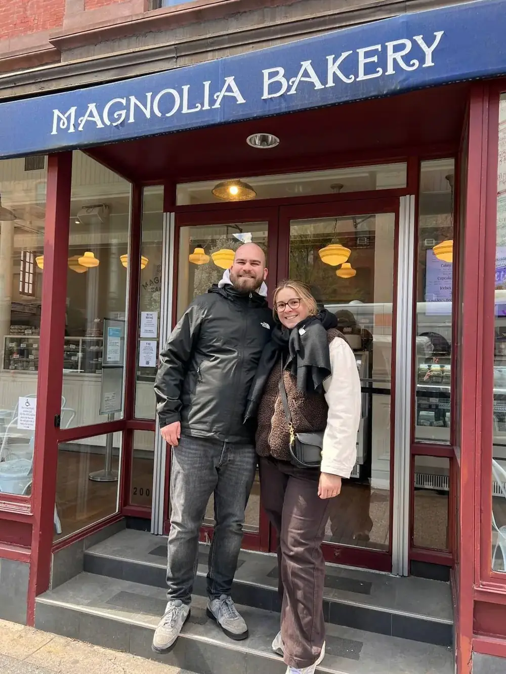 Gäste vor der Magnolia Bakery im West Village, dem Cupcake-Stopp aus Sex and the City in New York City