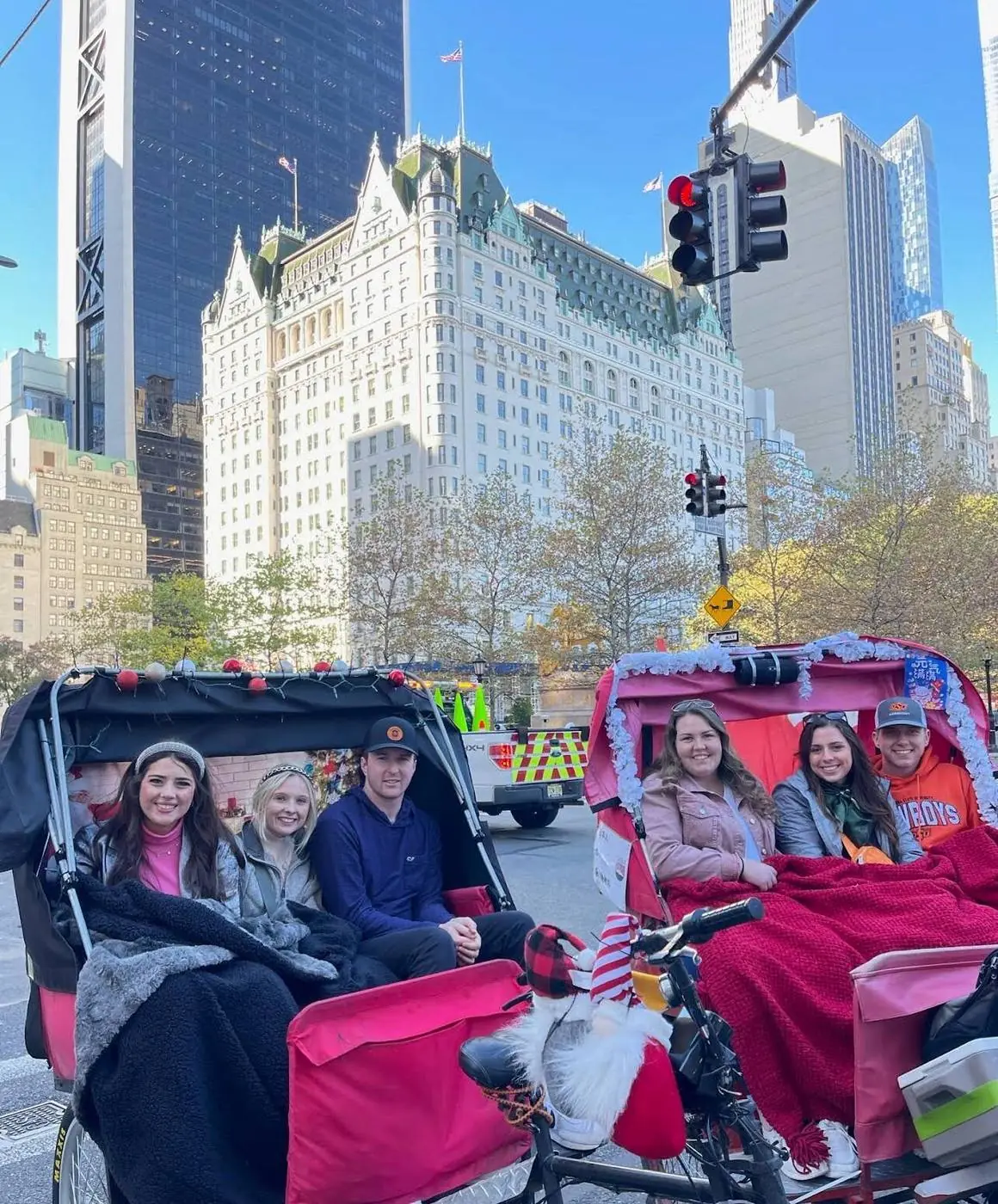 Eine Gruppe der Gossip Girl Tours im pedicab, fotografiert vor dem The Plaza Hotel an der Fifth Avenue
